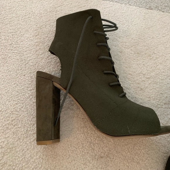 Beautiful green Steve Madden open heel booties - Picture 1 of 7